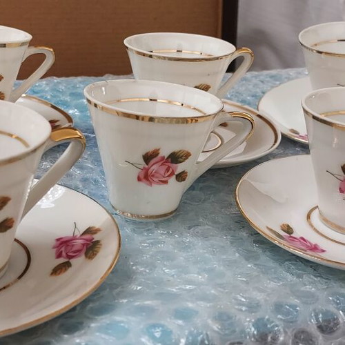 Vintage coffee cups set with 5 cups and 5 saucers, like new, one broken