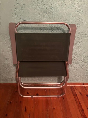 2 folding chairs