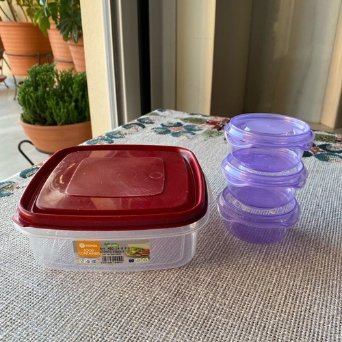 Plastic food containers two sizes like new, minimally used