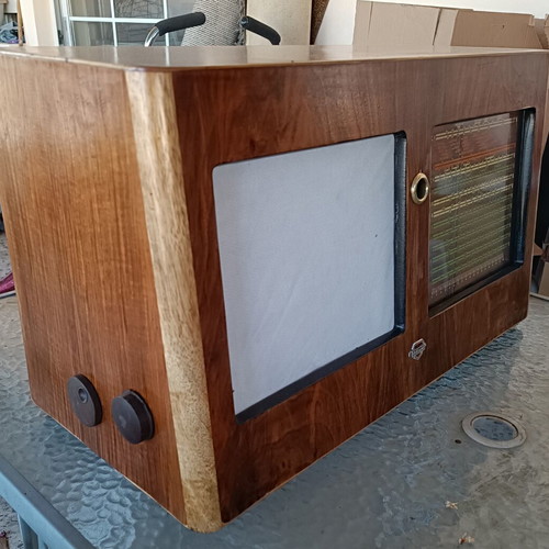 Antique radio like new, non-functional, decorative
