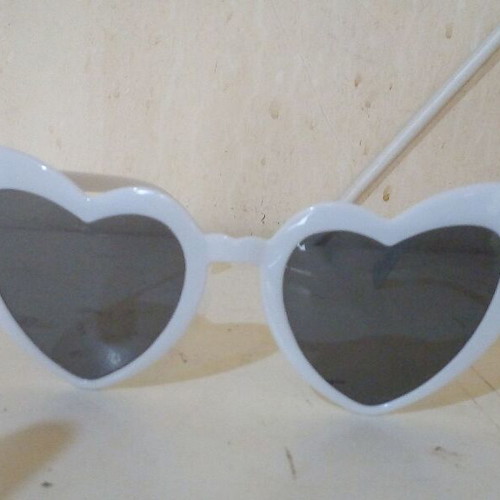Women’s heart-shaped white sunglasses like new
