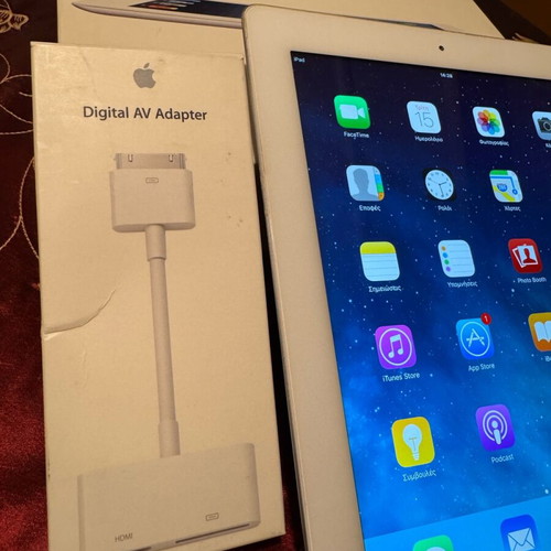 iPad 3 model A1416, 16GB, Wi-Fi with Apple Digital AV Adapter
