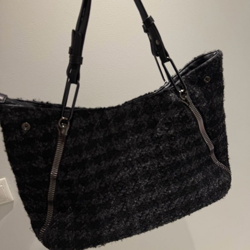 Le Pandorine wool winter shoulder bag like new, black and grey
