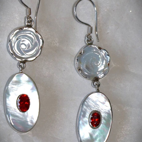 Earrings with genuine garnet stone and carved shell in 925 silver new
