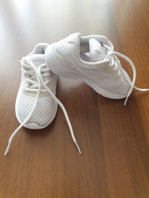 Αθλητικά Nike μεταχειρισμένα, νούμερο 28, άσπρα, καλοκαιρινά