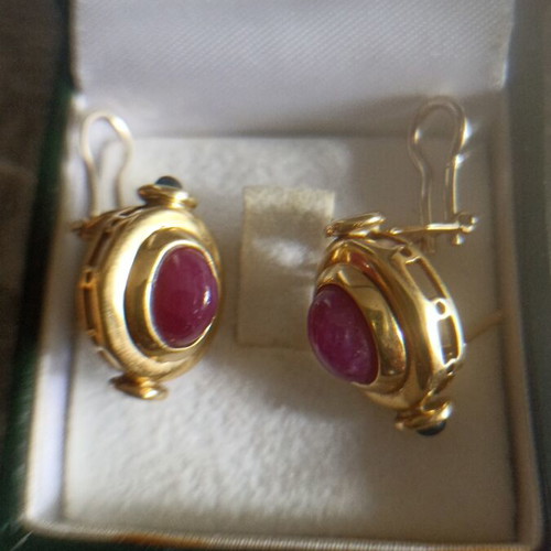 18K Gold Earrings with Rubies like new