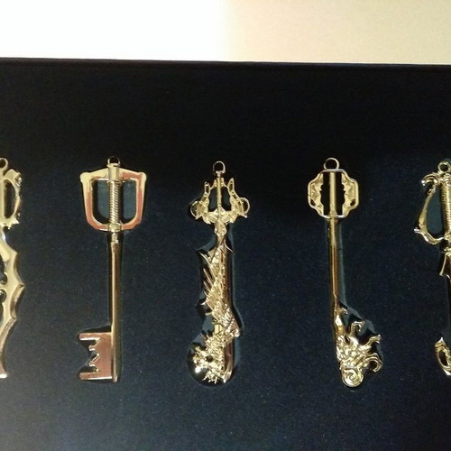 Kingdom Hearts collectible keyblade set with 8 pieces, like new