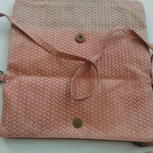Pink shoulder bag used with braided texture, clutch style