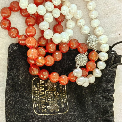 Necklace new with pearls and red agate tache