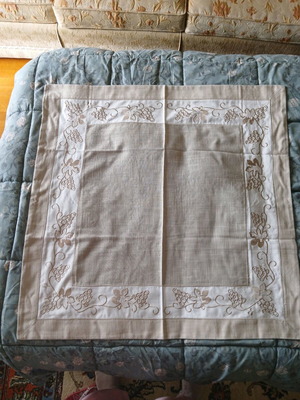 Linen tablecloth like new 85 cm by 85 cm