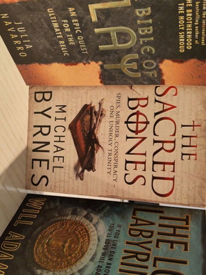 Thriller mystery book set of 3 in English, like new