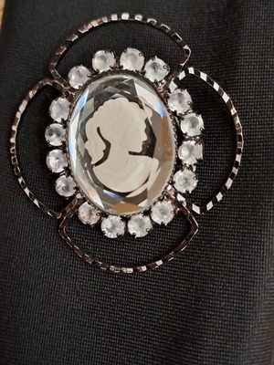 Retro baroque pin with decorative rhinestone details new