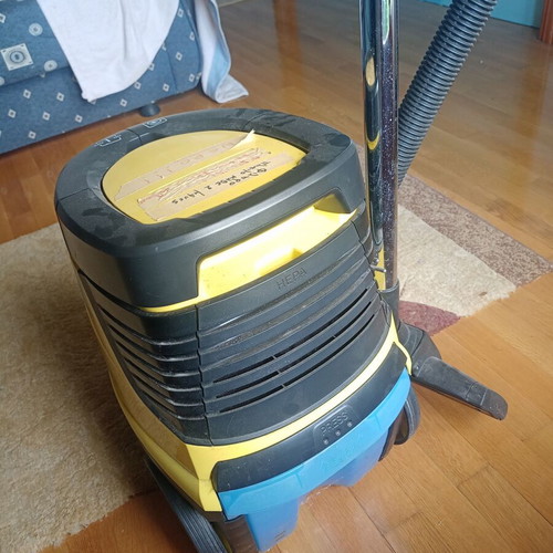 Karcher DS 5600 vacuum cleaner with water like new for home and office