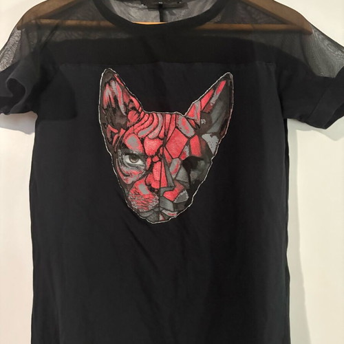 Women's blouse like new in black with interesting print
