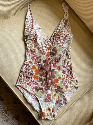 One-piece swimsuit used with floral pattern, white and brown