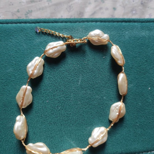 Necklace with large pearls adjustable size, like new, white