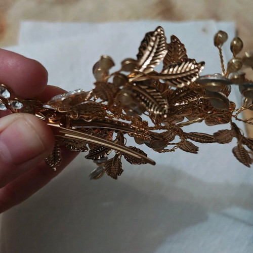 Hair accessory new with rhinestones and flowers in gold and silver