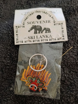 Souvenirs παραδοσιακή μάσκα Gurulu Raksha μπρελόκ και 3 μαγνητάκια καινούργιο, πολύχρωμο