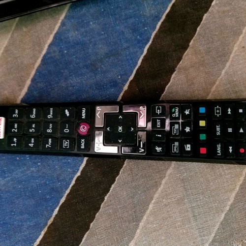 F&U 32" LED TV used with remote and screen issue