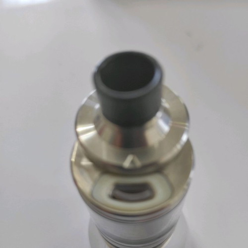 Eleaf Melo 4 D25 atomizer used with factory coils