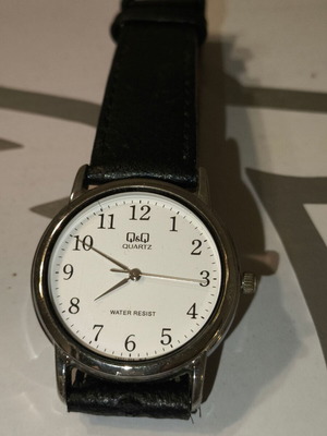 Q&Q Quartz ανδρικό ρολόι χειρός με δερμάτινο λουράκι