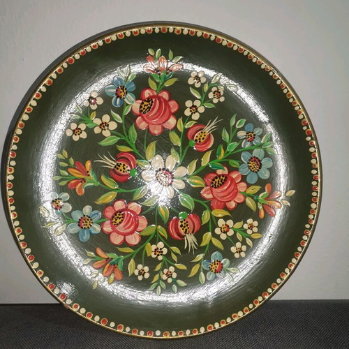 Ceramic decorative plate used with floral designs 18 cm