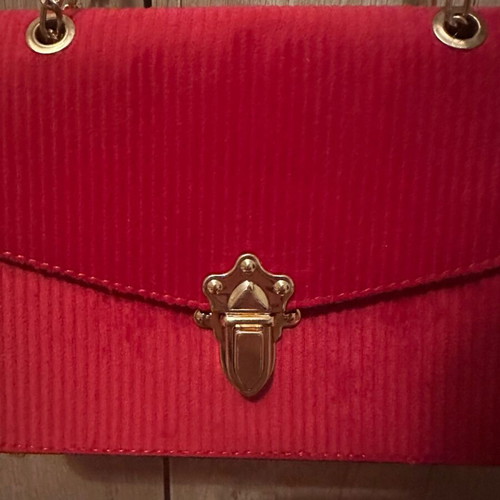 Red crossbody bag with gold details and chain new