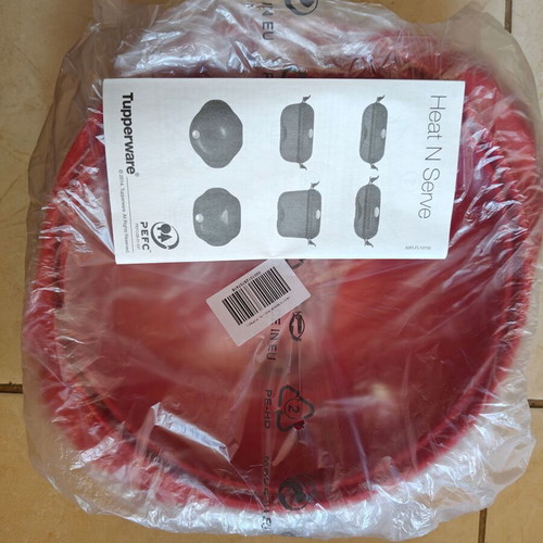 Tupperware Heat and Serve 1.5l microwave container new, red