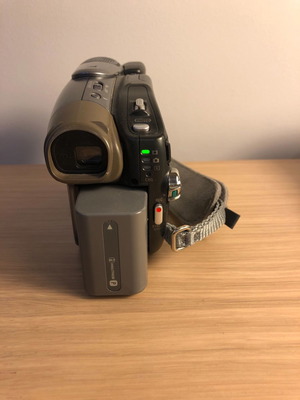 Βιντεοκάμερα Sony DCR-DVD803E μεταχειρισμένη με οθόνη αφής και 2 κουτιά DVD