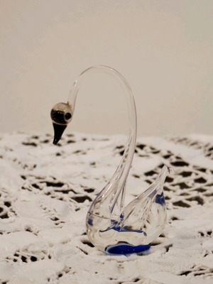Glass Swan Decorative Figurine like new