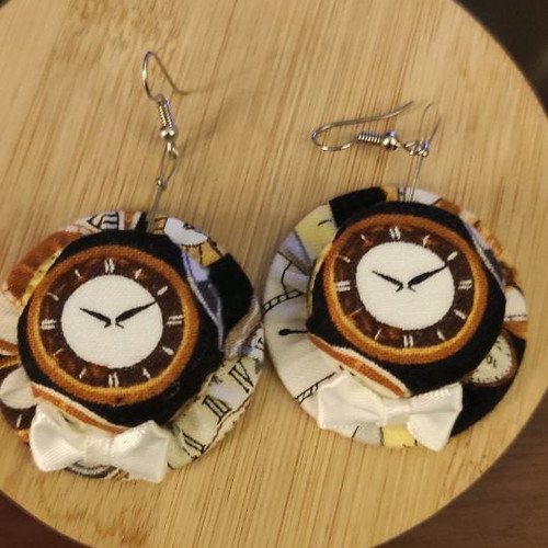 Earrings in clock shape