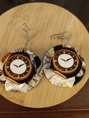 Earrings in clock shape