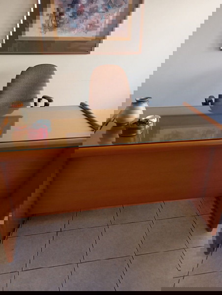 Офис с защитно стъкло