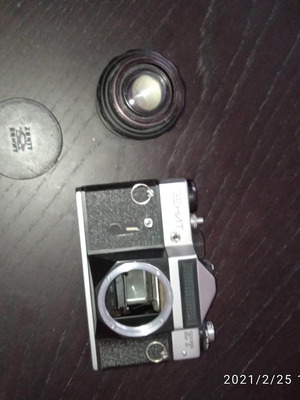 Ρωσική φωτ/κή ZENIT ET με φακό HELIOS 44-2. Τιμή 145 ευρώ.