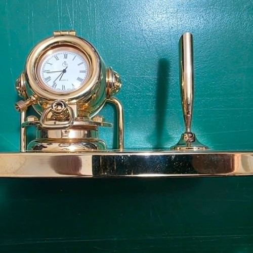 Quartz desk clock set with pen holder