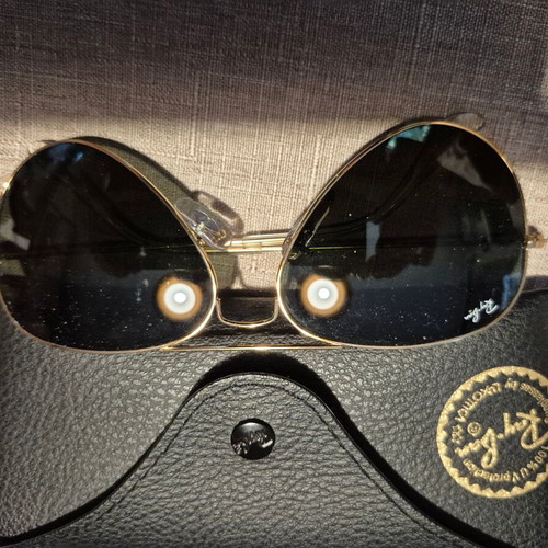 Ray-Ban Aviator RB3025 sunglasses like new, gold frame, black lenses