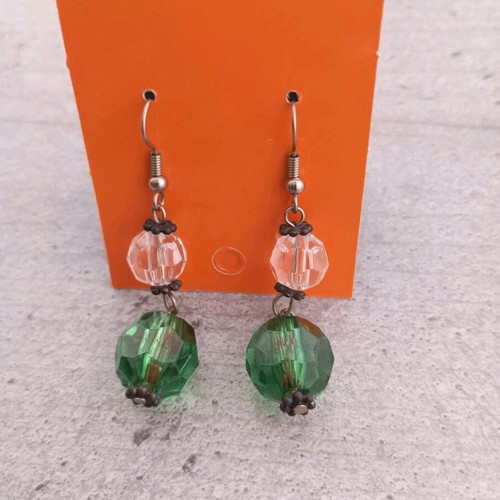 Gift earrings with the Off-Shoulder top / Sequins & Green Stones