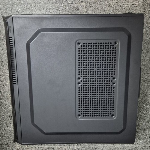 Mid-Tower computer case with rear fan