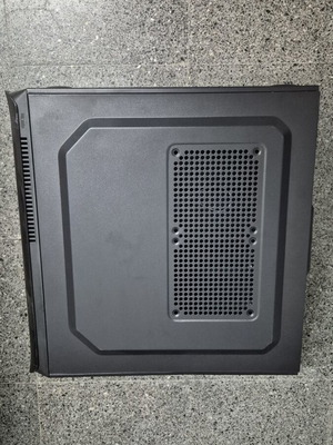Mid-Tower computer case with rear fan