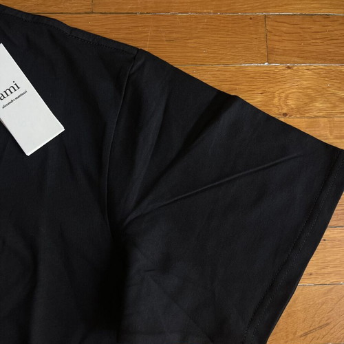 Ami Tee new, available in S and M, slim fit