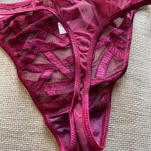 Wonderbra set burgundy lace with string unused and new