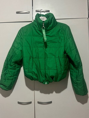 Green puffer jacket cropped design like new