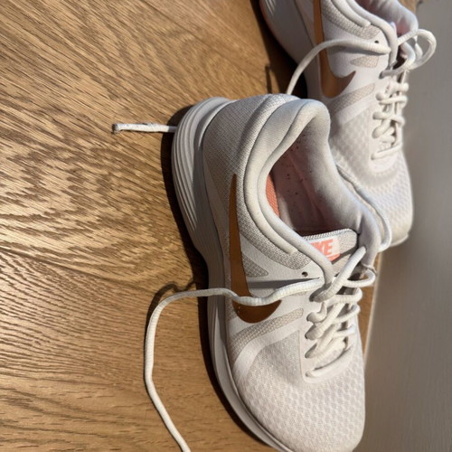 Nike Revolution 4 γυναικεία αθλητικά σαν καινούργια, λευκά με rose gold