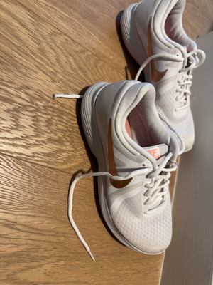 Nike Revolution 4 γυναικεία αθλητικά σαν καινούργια, λευκά με rose gold