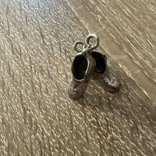 Vintage pendant charm shoe with antique design