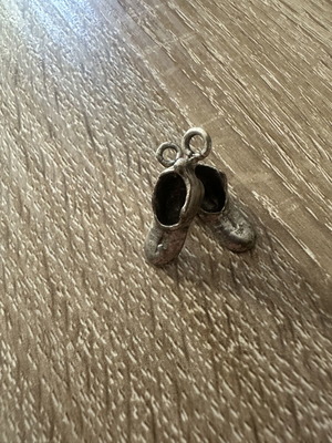 Vintage pendant charm shoe with antique design