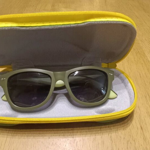 Marasil kids sunglasses like new, green with case