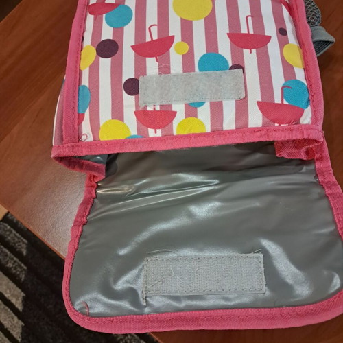 Insulated lunch bag for kids like new with bottle holder pocket