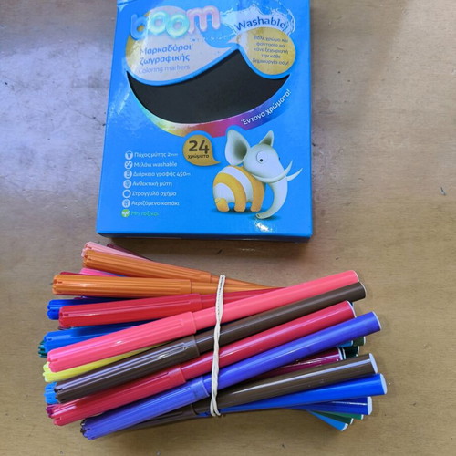 School supplies painting set like new, 25 chalks, 71 markers