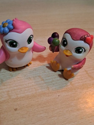 Collectible penguin figures used, set of 2